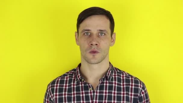 Komik Yakışıklı Adam Sinsi Bir Yüz Ifadesi Takınıp Ellerini Ovuşturuyor — Stok video