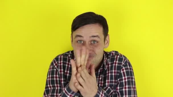 Komik Yakışıklı Adam Sinsi Bir Yüz Ifadesi Takınıp Ellerini Ovuşturuyor — Stok video