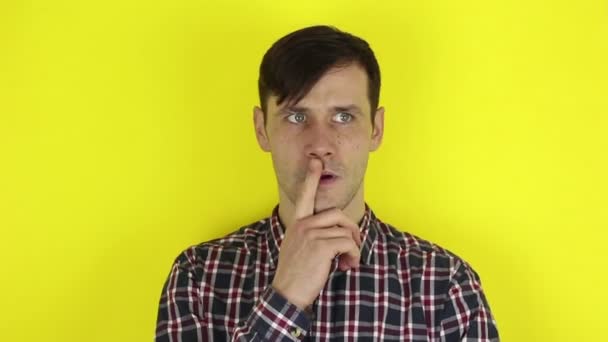 Komik Yakışıklı Bir Adam Aktif Olarak Bir Sorun Düşünüyor Aniden — Stok video