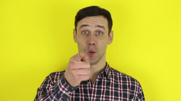 Egy Vicces Aranyos Srác Kéri Visszahívást Tesz Egy Kézmozdulatot Egy — Stock videók