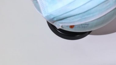 Dünya küresi tıbbi bir maske takıyor. Bir Dünya küresi üzerinde tıbbi maske takılır. Dünya karantinası, koronavirüs salgını.