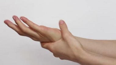 Genç bir kız ellerini antiseptikle dezenfekte ediyor. Genç bir kız önlem için ellerine antiseptik serpiyor..