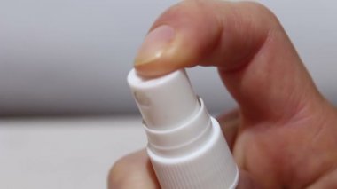 Genç bir kız ellerini antiseptikle dezenfekte ediyor. Genç bir kız önlem için ellerine antiseptik serpiyor. Eller yukarı..