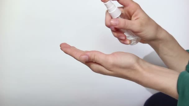 Ein Junges Mädchen Desinfiziert Ihre Hände Mit Einem Antiseptikum Ein — Stockvideo