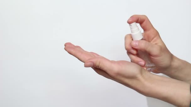 Ung Flicka Desinficerar Sina Händer Med Ett Antiseptiskt Medel Ung — Stockvideo