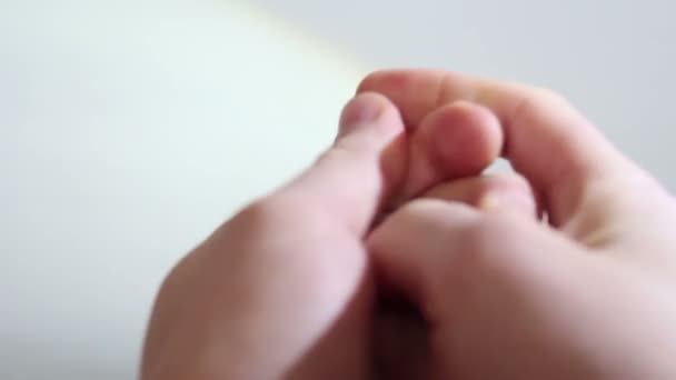 Jovem Desinfecta Mãos Com Séptico Jovem Pulveriza Séptico Nas Mãos — Vídeo de Stock