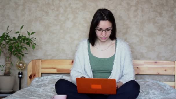 매력적 소녀는 침대에 노트북으로 뉴스를 적극적으로 귀여운 소녀는 침대에 앉아서 — 비디오