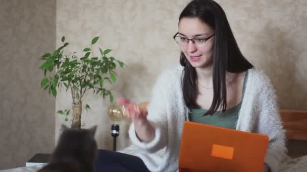 Une Jeune Fille Séduisante Est Assise Sur Lit Joue Avec — Video