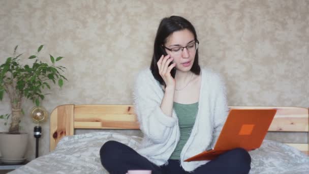 Uma Jovem Garota Atraente Está Falando Telefone Celular Comparando Dados — Vídeo de Stock