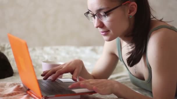 Jovem Menina Atraente Está Trabalhando Seu Laptop Deitado Cama Casa — Vídeo de Stock