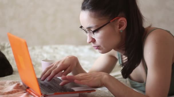 Jovem Menina Atraente Está Trabalhando Seu Laptop Deitado Cama Casa — Vídeo de Stock