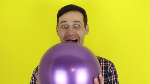Ένας Αστείος Χαριτωμένος Τύπος Παίζει Ενεργά Ένα Μωβ Μπαλόνι Ένα — Αρχείο Βίντεο