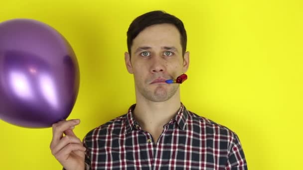 Portrait Jeune Homme Visage Triste Qui Tient Ballon Violet Dans — Video