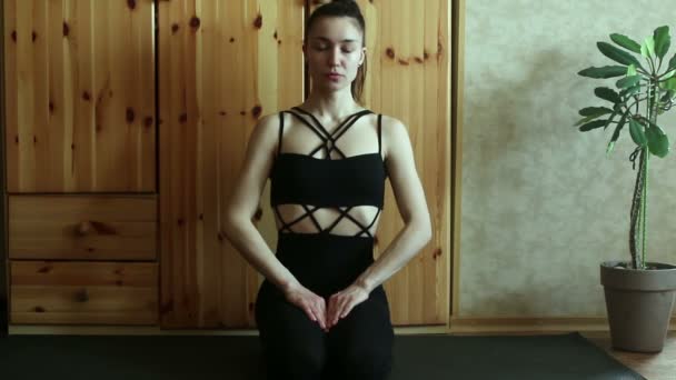 Een Mooi Jong Meisje Beoefent Thuis Yoga Een Jong Mooi — Stockvideo