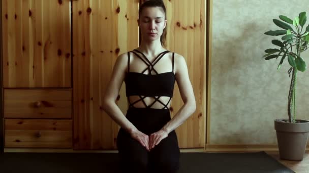 Güzel Genç Bir Kız Evde Yoga Yapıyor Genç Güzel Bir — Stok video