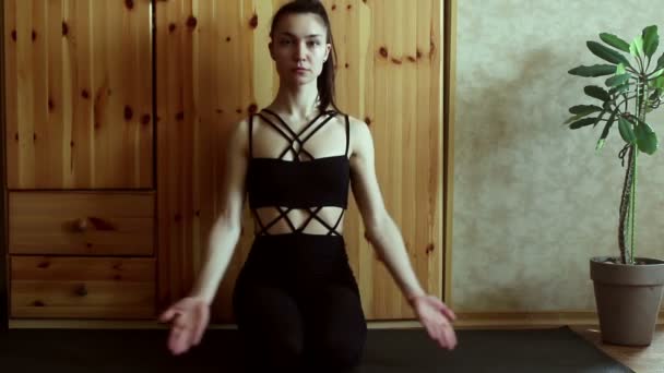 Una Hermosa Joven Practica Yoga Casa Una Joven Guapa Realiza — Vídeo de stock