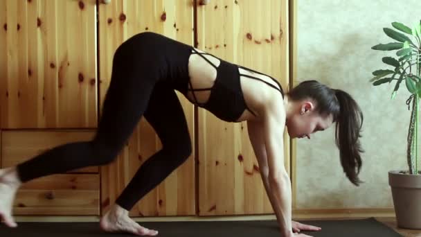 Güzel Genç Bir Kız Evde Yoga Yapıyor Genç Güzel Bir — Stok video