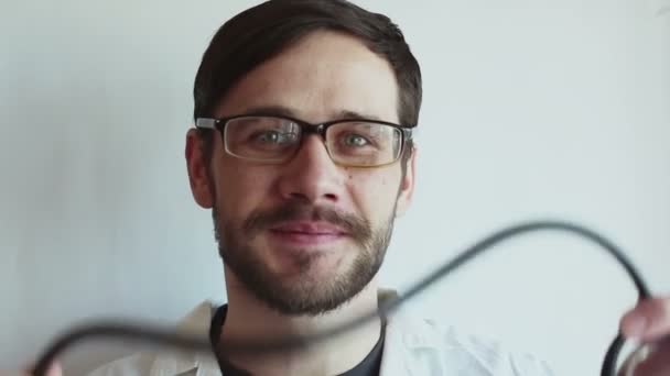 Jeune Beau Médecin Portant Des Lunettes Met Sur Stéthoscope Tout — Video