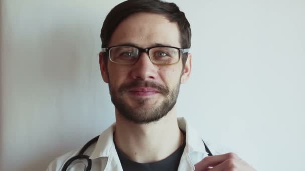 Joven Médico Guapo Con Gafas Pone Estetoscopio Mientras Prepara Para — Vídeos de Stock