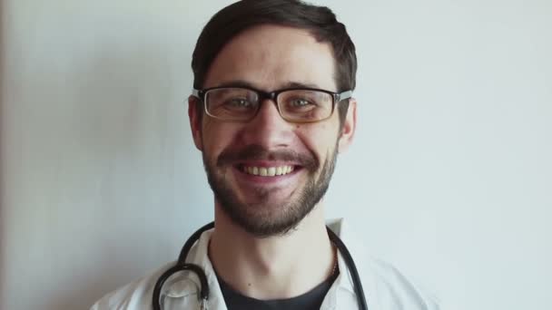 Jovem Médico Bonito Tira Óculos Sorri Amplamente Jovem Médico Está — Vídeo de Stock