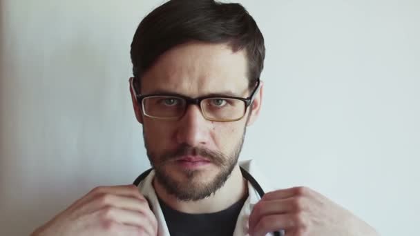 Ein Junger Gutaussehender Arzt Mit Brille Setzt Sich Während Der — Stockvideo