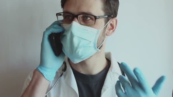 Ένας Νεαρός Όμορφος Γιατρός Γυαλιά Και Μάσκα Προσώπου Δίνει Συμβουλές — Αρχείο Βίντεο