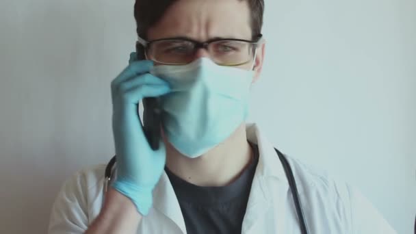 Ένας Νεαρός Όμορφος Γιατρός Γυαλιά Και Μάσκα Προσώπου Δίνει Συμβουλές — Αρχείο Βίντεο