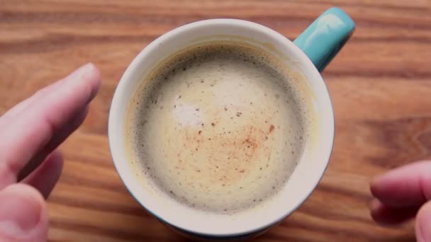 Mans Händer Håller Kopp Aromatiskt Kaffe Kopp Aromatiskt Kaffe Står — Stockvideo