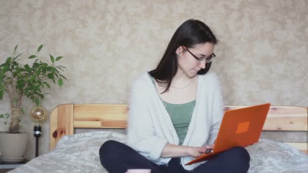 Gadis Muda Yang Menarik Secara Aktif Melihat Berita Dari Laptop — Stok Video