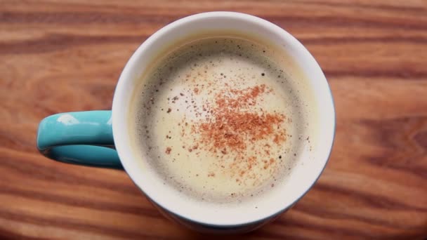 Eine Tasse Aromatischer Kaffee Steht Auf Einem Holztisch Aromatischer Kaffee — Stockvideo