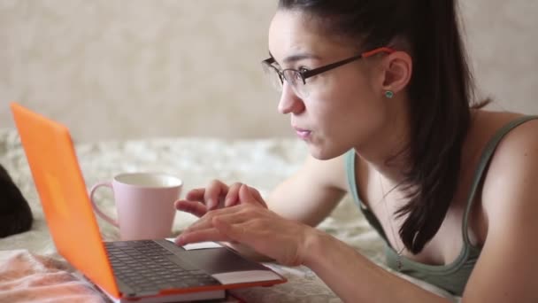 Joven Chica Atractiva Está Trabajando Computadora Portátil Acostado Cama Casa — Vídeo de stock