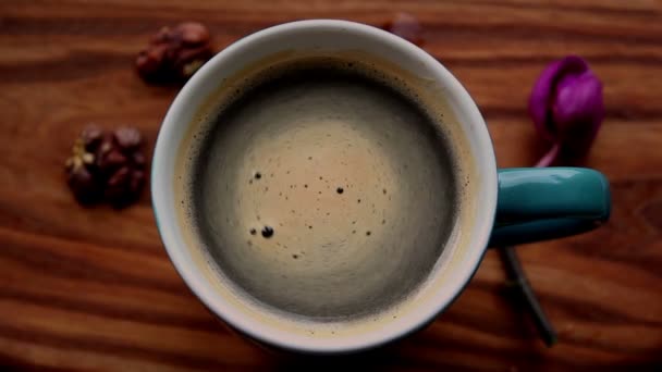 Uma xícara de café aromático fica em uma mesa de madeira. — Vídeo de Stock