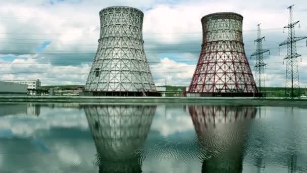 Vista da usina e torres de resfriamento. A fumaça sai de uma torre de resfriamento de uma usina de energia operacional. Torres de resfriamento de uma usina termoelétrica são refletidas em um técnico — Vídeo de Stock