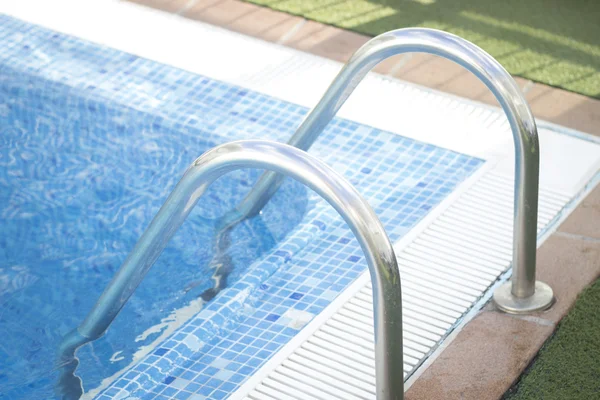 Piscina al aire libre en verano —  Fotos de Stock