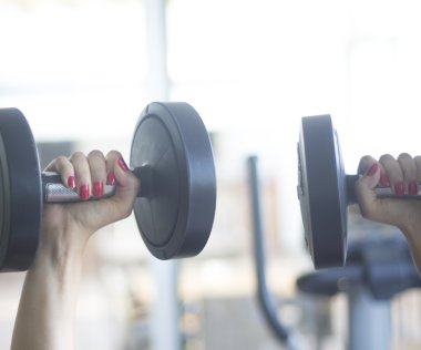 Spor salonunda egzersiz etmek serbest ağırlık