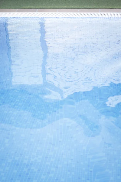 Piscine extérieure en été — Photo