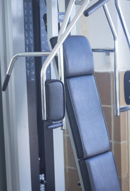 Spor salonunda egzersiz ağırlık makine