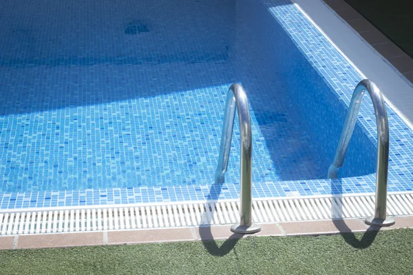 Piscina al aire libre en verano —  Fotos de Stock