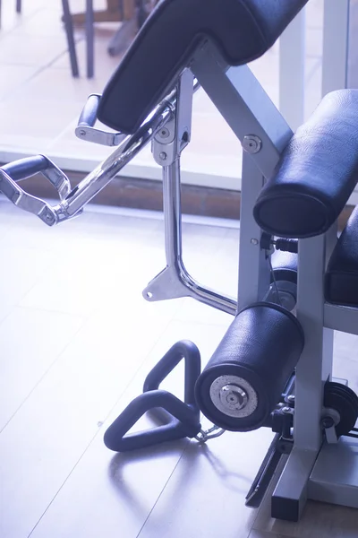 Spor salonunda egzersiz ağırlık makine — Stok fotoğraf