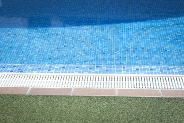 Piscina exterior no verão — Fotografia de Stock