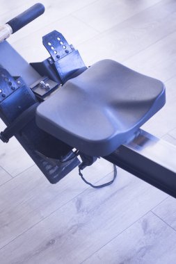 Spor salonunda egzersiz kürek makine