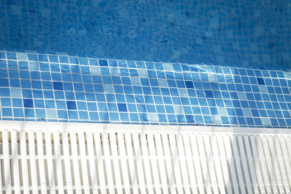 Venkovní bazén v létě — Stock fotografie