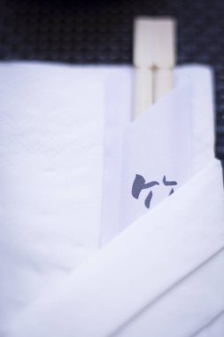 Japon restoranında yemek çubukları.