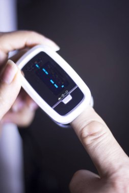 Kardiyak mini parmak nabız ölçer