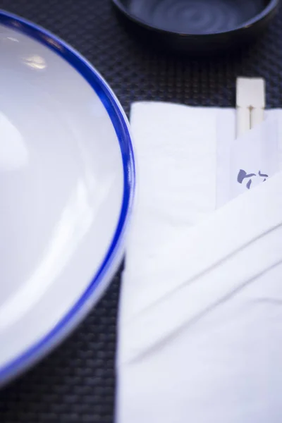 일본 식당에서 젓가락을 사용 한다 — 스톡 사진
