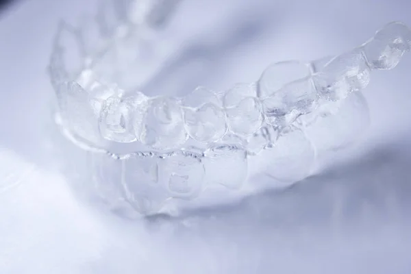 Näkymättömät hampaiden kohdistimet — kuvapankkivalokuva