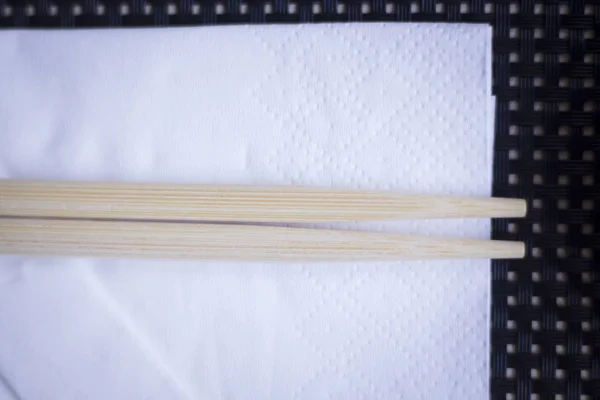 Japon restoranında yemek çubukları. — Stok fotoğraf