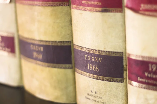 Libros de abogados legales antiguos —  Fotos de Stock