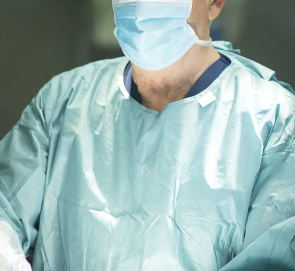 ศัลยแพทย์ในโรงละครผ่าตัด — ภาพถ่ายสต็อก