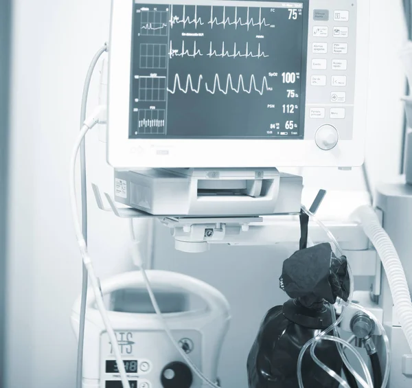 Ηλεκτροκαρδιογράφος στην χειρουργική του νοσοκομείου — Φωτογραφία Αρχείου